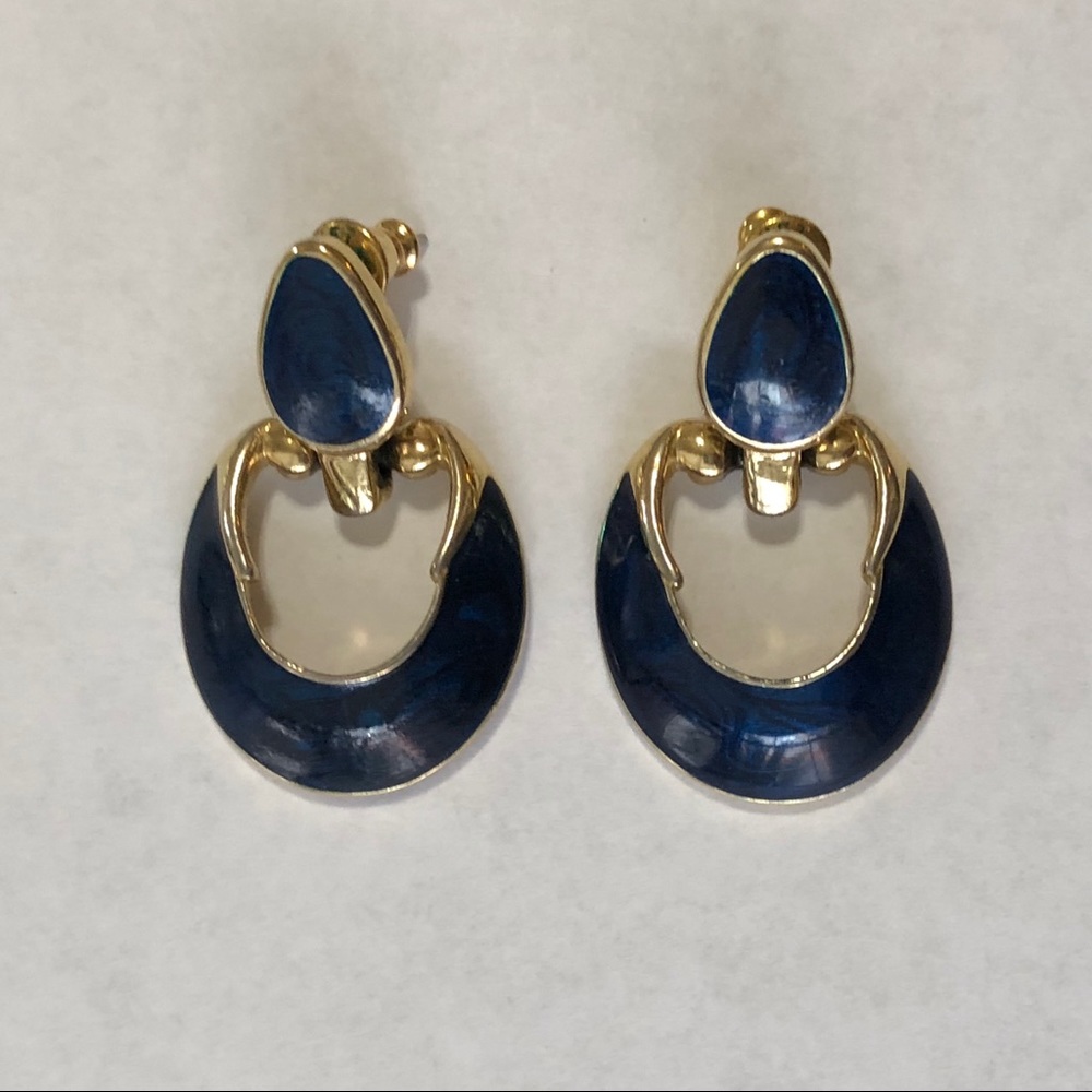 Dangle earrings